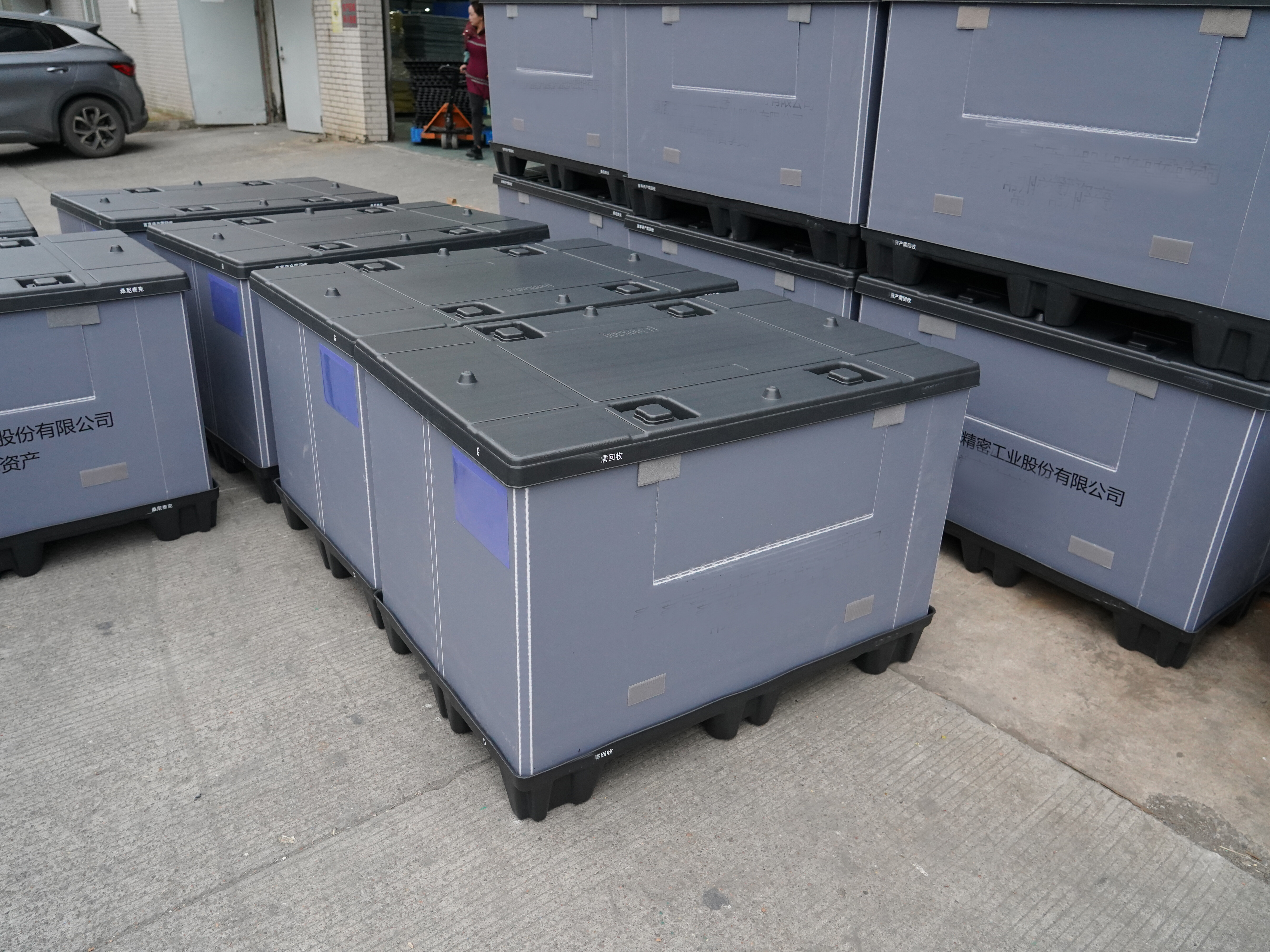 Штабелируемые пластиковые контейнеры