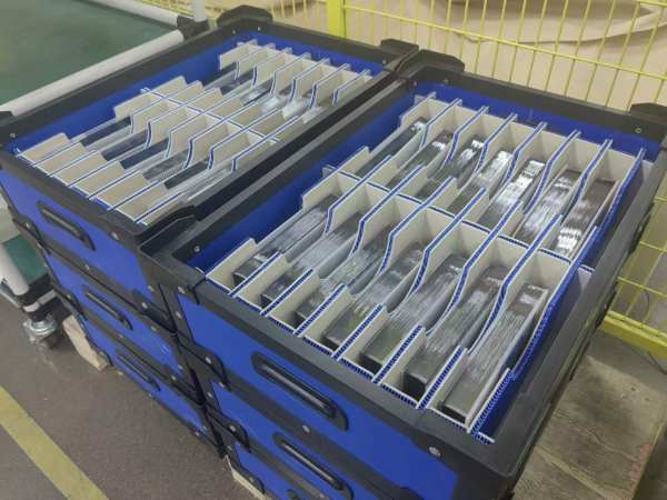 电池片划片承载周转箱应用图片案例.jpg