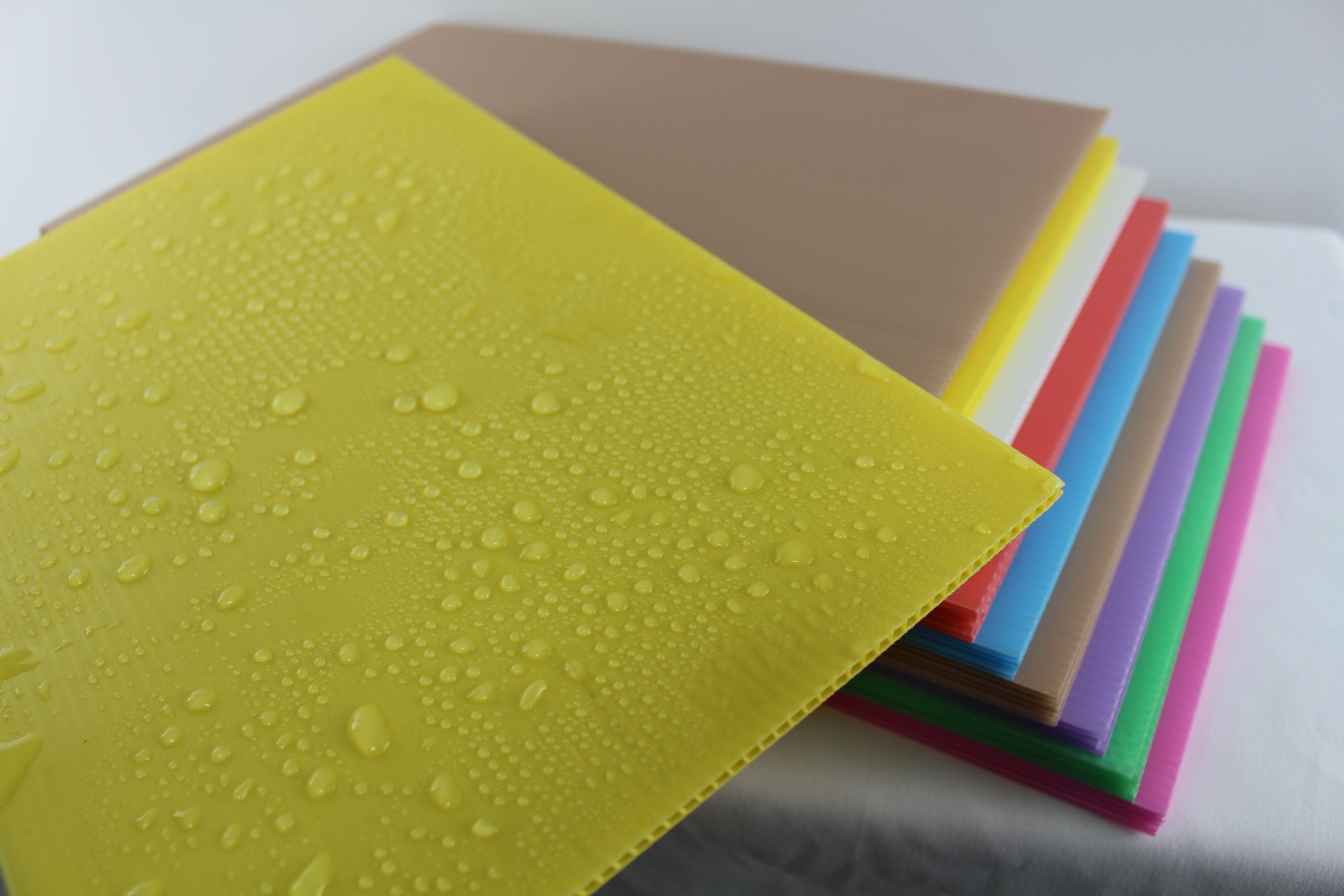 Гофрированный лист PP: почему в 2026 году растёт спрос на ультратонкие версии?