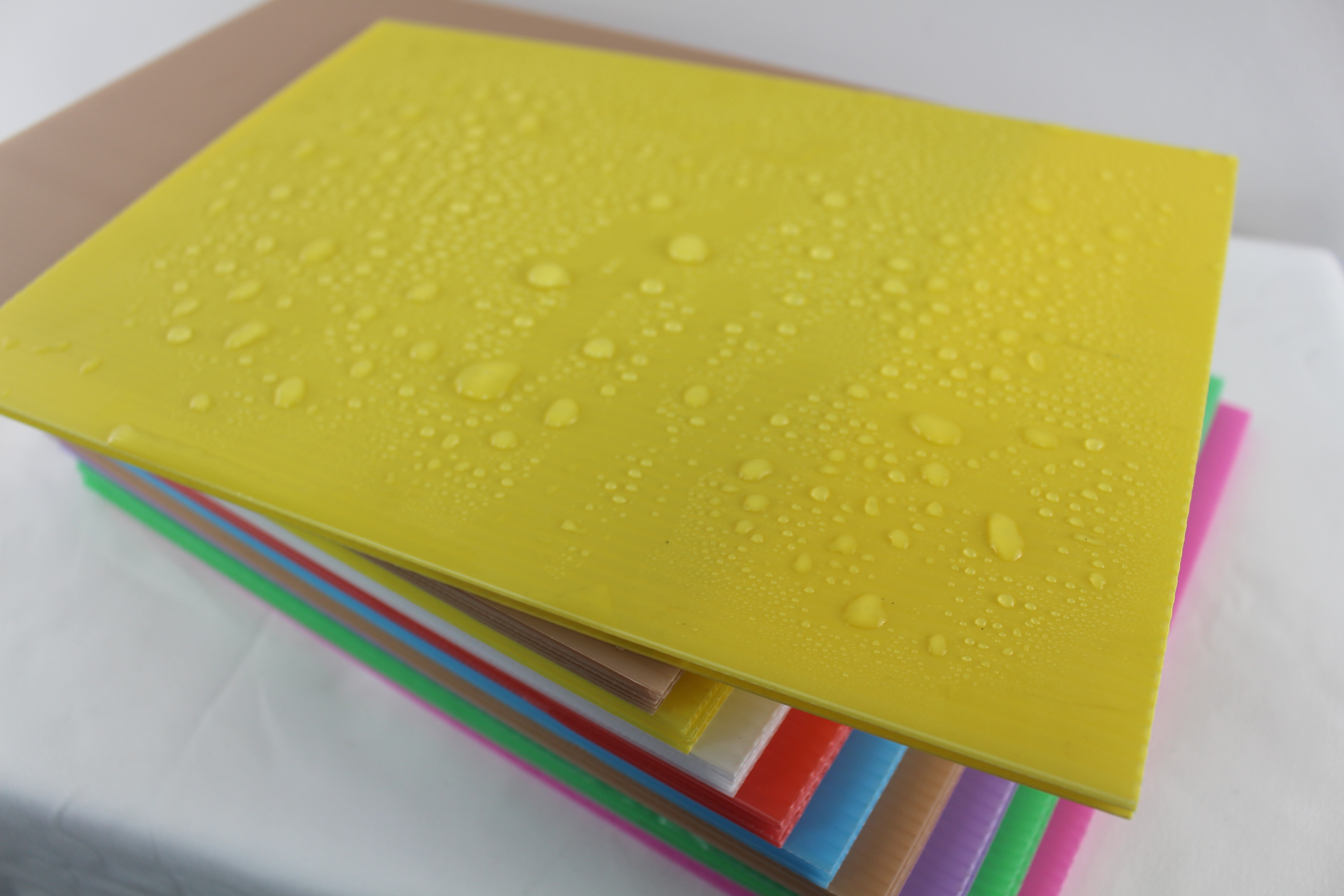 Гофрированный лист PP из вторичного сырья: где граница между экономией и риском для качества?