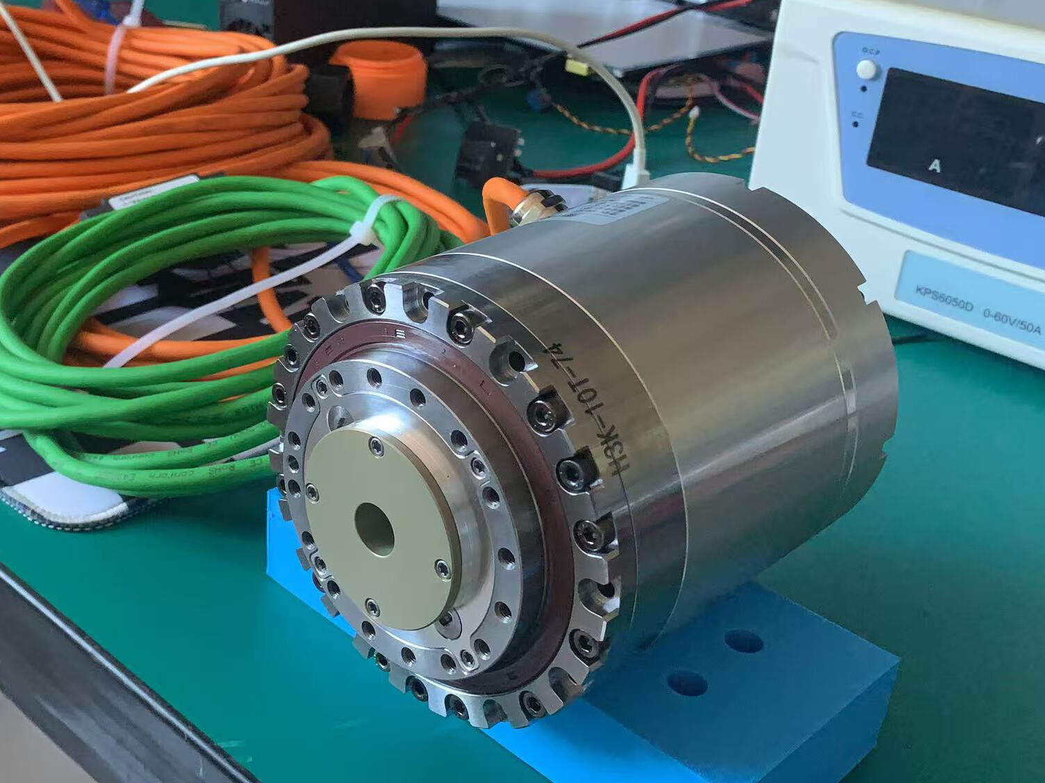 HONPINE разработала первый в мире планетарный поворотный привод HPG-10T-74-AG1-30-A-C-K11 с самокомпенсацией люфта и высокой точностью