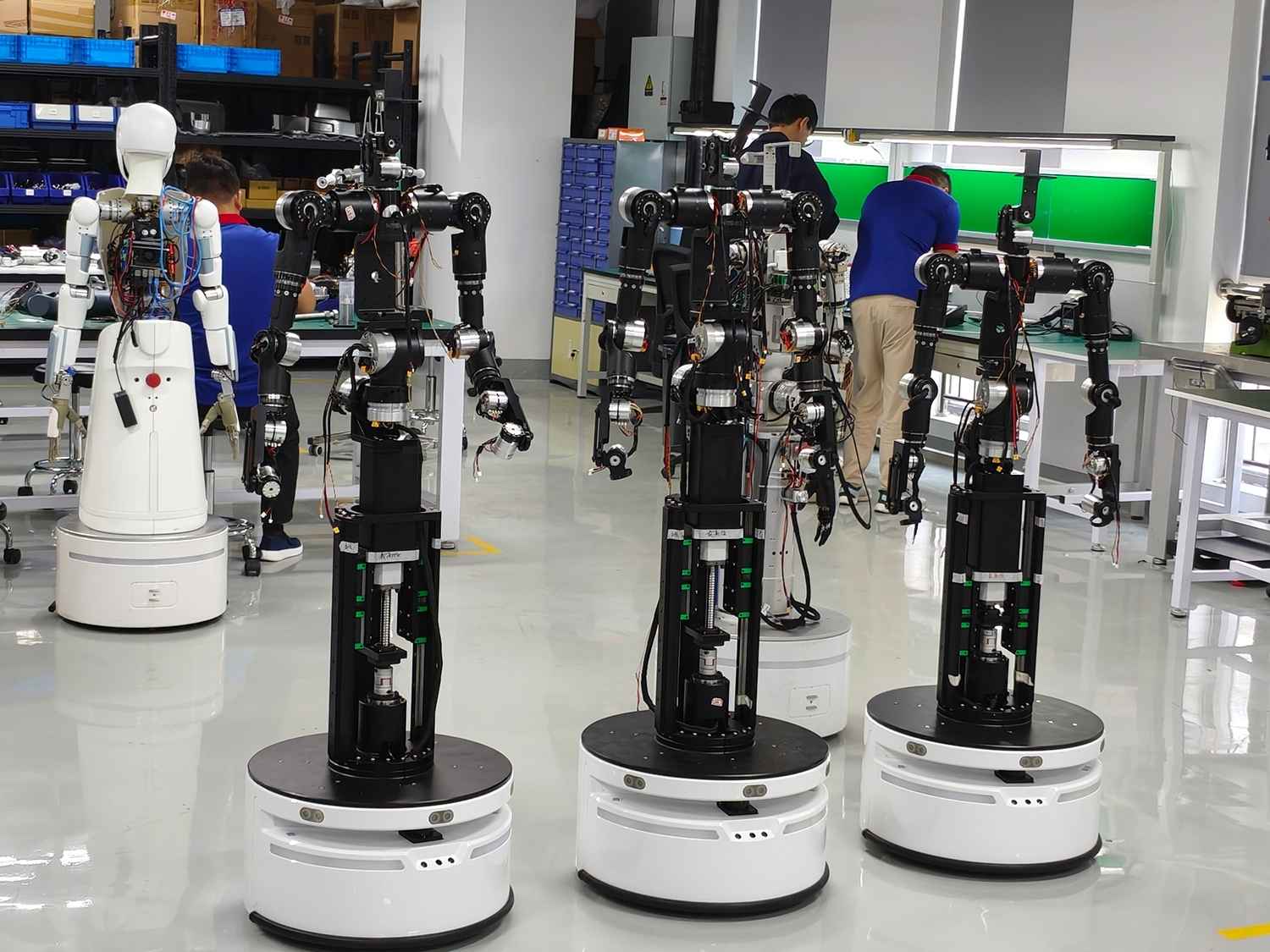 человекоподобный суставной двигатель