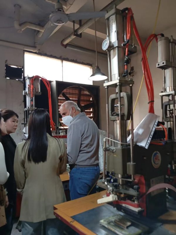 外国客户来啦！！！_3_EVA布威隆箱包厂家 Winni_来自小红书网页版