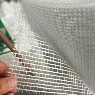 Multi-color fiberglass mesh construction uses fiberglass mesh