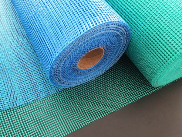 Multi-color fiberglass mesh construction uses fiberglass mesh