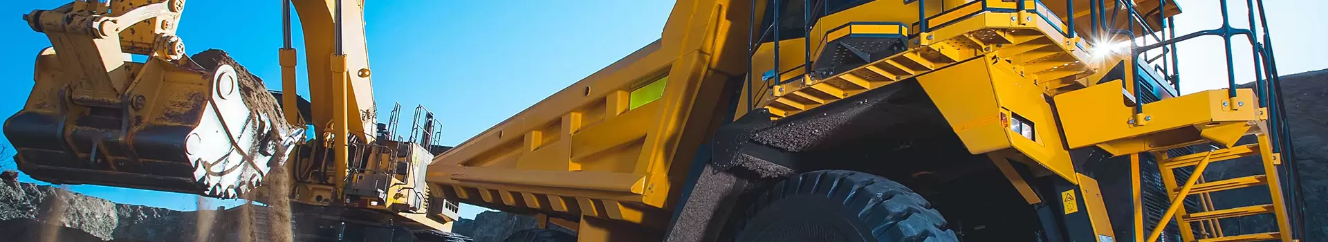 earthmoving-digger-in-operation-lifting-soil.png