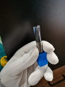 Burr / чипсы прилепляются к резачному инструменту, в результате чего профиль поврежден раствором