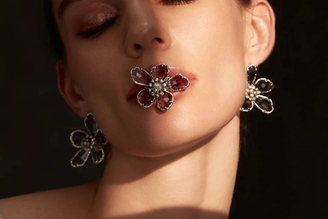 用硬光拍饰品更blingbling✨??_3_摄影师ReevesYu_来自小红书网页版