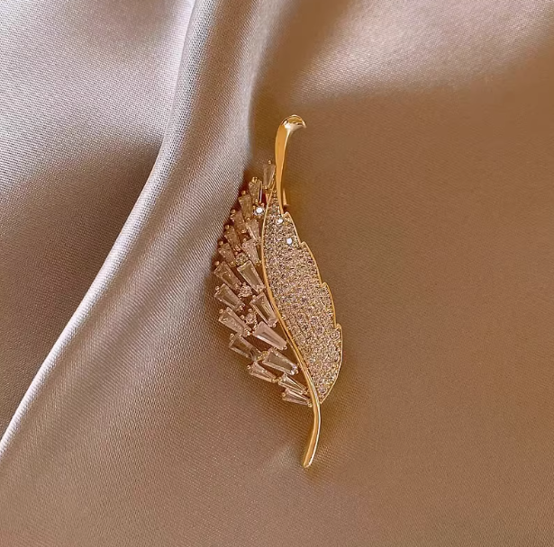 Hot Sale Animal Blazer Accessories Gold Plated Butterfly Brooch Pin Luxury Full Diamond Heart Flower Tulip Brooches Women