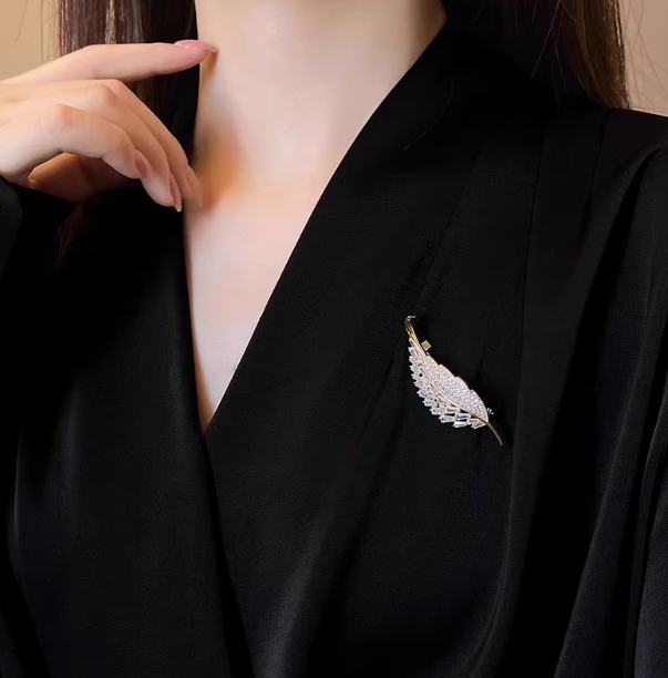 Hot Sale Animal Blazer Accessories Gold Plated Butterfly Brooch Pin Luxury Full Diamond Heart Flower Tulip Brooches Women