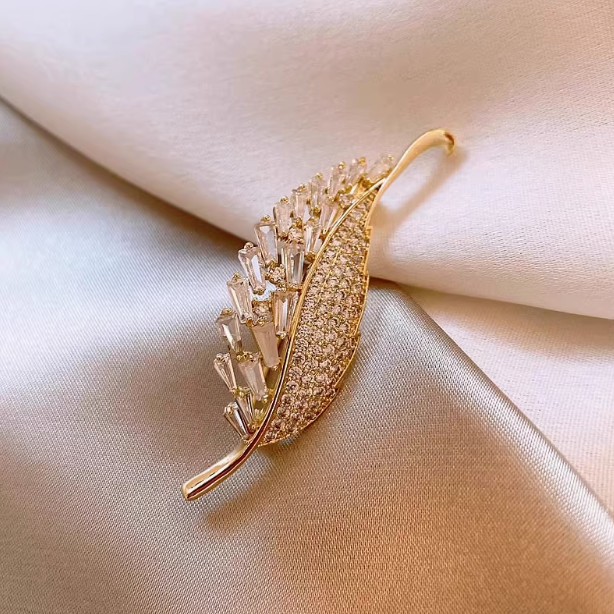 Hot Sale Animal Blazer Accessories Gold Plated Butterfly Brooch Pin Luxury Full Diamond Heart Flower Tulip Brooches Women