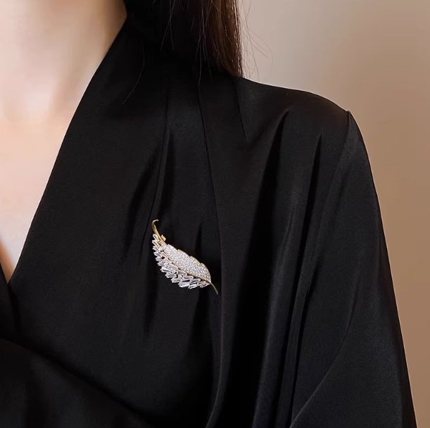 Hot Sale Animal Blazer Accessories Gold Plated Butterfly Brooch Pin Luxury Full Diamond Heart Flower Tulip Brooches Women