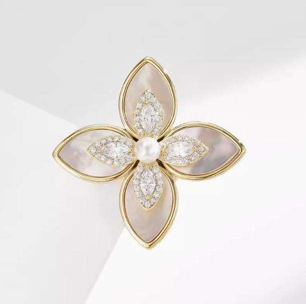 Versatile, fashionable, individual, temperament, new four-leaf flower pearl magnetic buckle, thick gold-plated light luxury clothing, anti-walking corsage