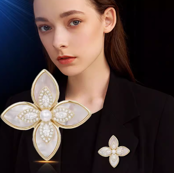 Versatile, fashionable, individual, temperament, new four-leaf flower pearl magnetic buckle, thick gold-plated light luxury clothing, anti-walking corsage