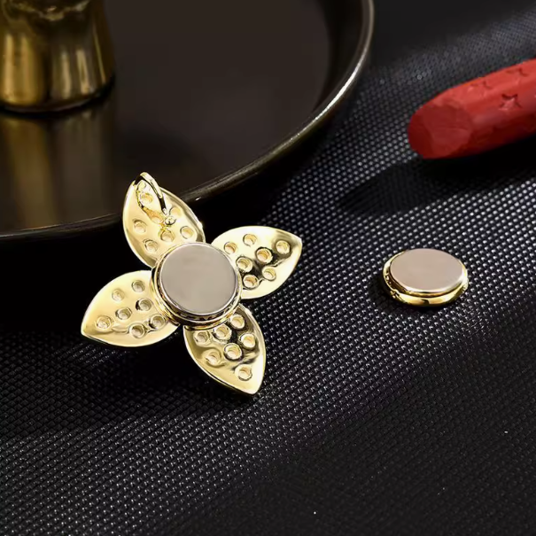 Versatile, fashionable, individual, temperament, new four-leaf flower pearl magnetic buckle, thick gold-plated light luxury clothing, anti-walking corsage
