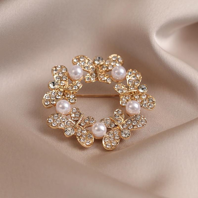 High-End Women's Crystal Brooch Zircon Wreath Pearl Design Anti-Light Corsage Pin Accessories Alloy Jewelry for Clothes Children