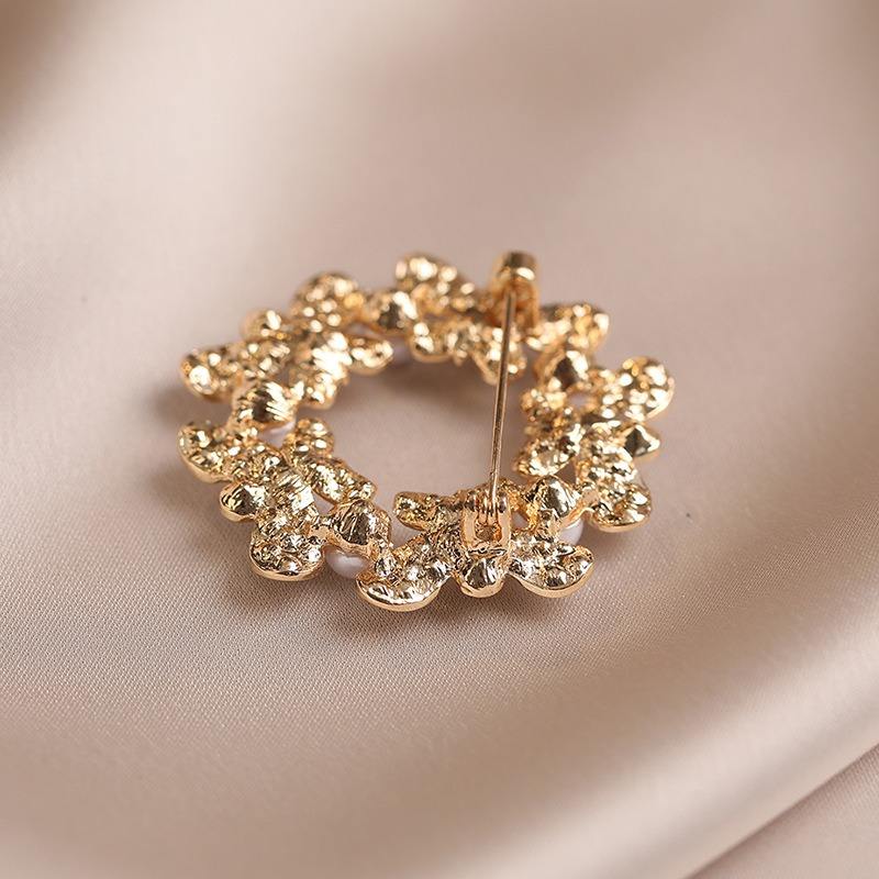High-End Women's Crystal Brooch Zircon Wreath Pearl Design Anti-Light Corsage Pin Accessories Alloy Jewelry for Clothes Children