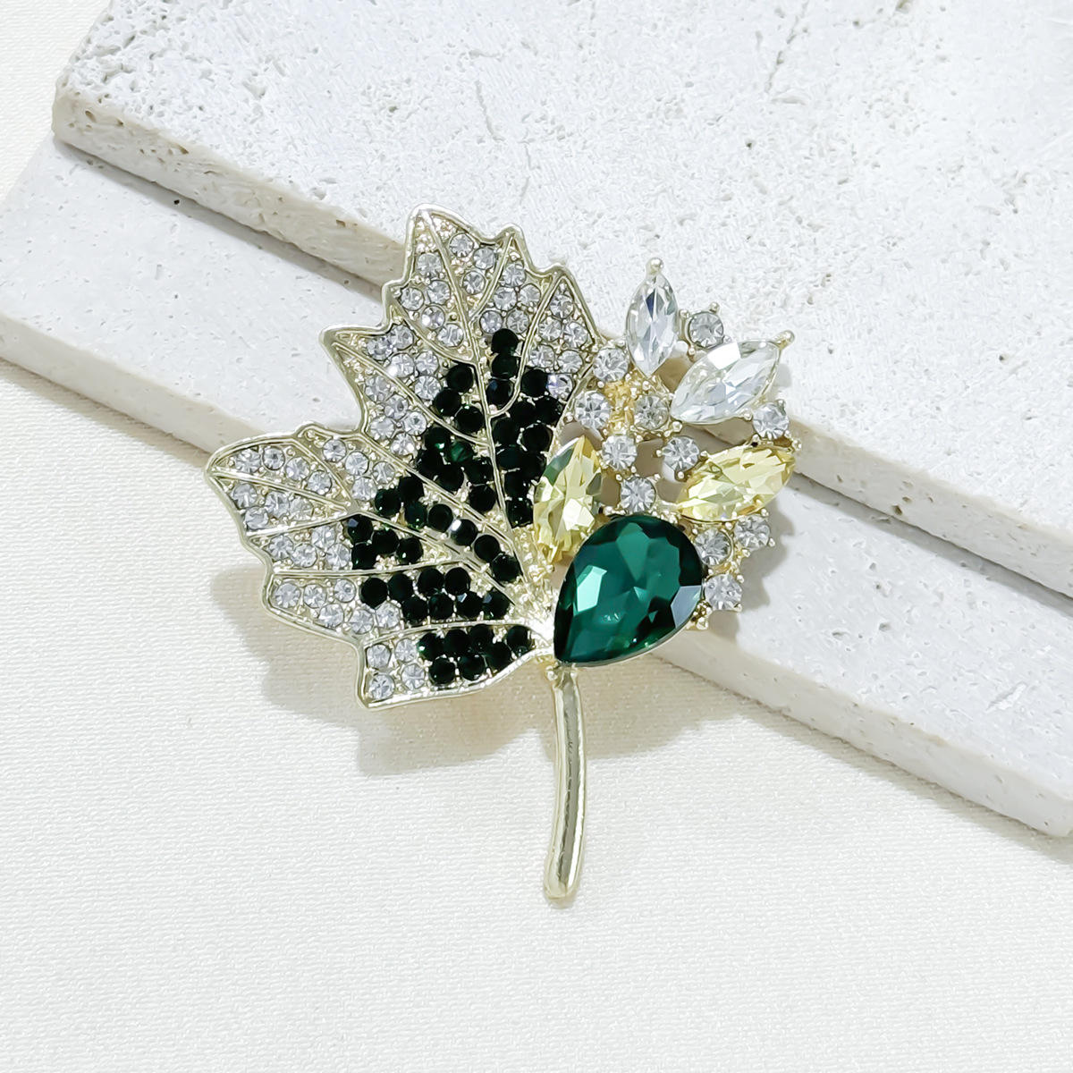 Maple Leaves Rhinestone Pins Brooch Niche Design Sense Light Luxury Suit Brooches Couple Dress Ornament High Quality Accessories