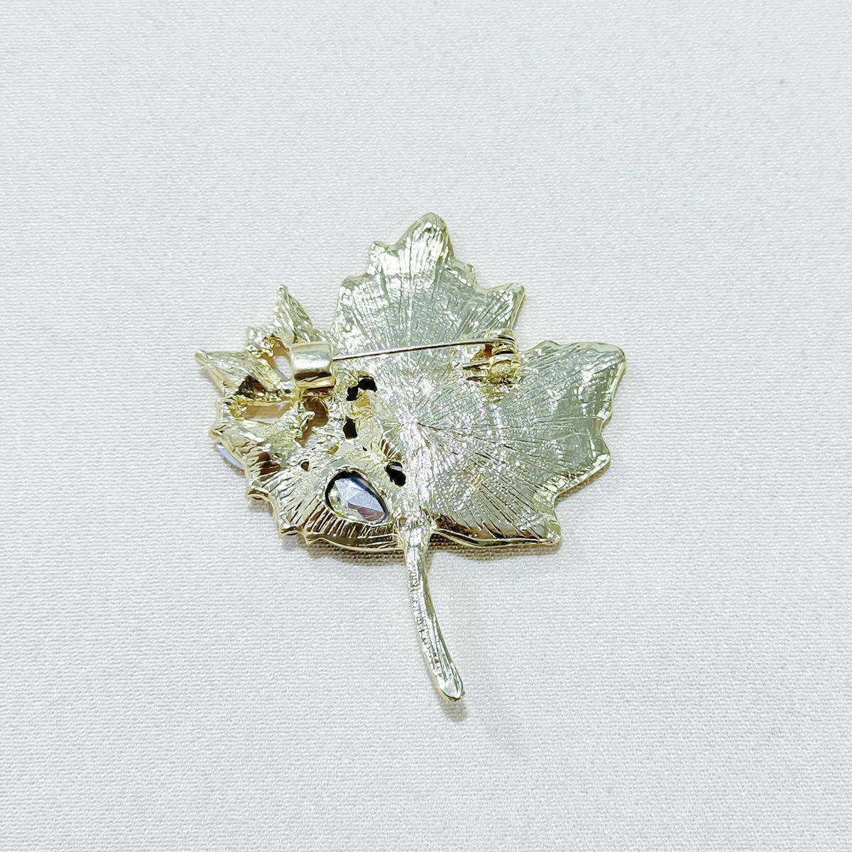 Maple Leaves Rhinestone Pins Brooch Niche Design Sense Light Luxury Suit Brooches Couple Dress Ornament High Quality Accessories