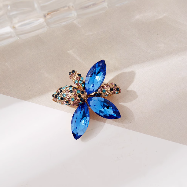 Light luxury, elegant design, maple leaf brooch, high-end sense of luxury, niche, high-end diamond-set pins, fashion accessories