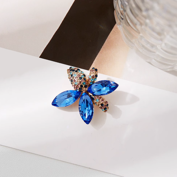 Light luxury, elegant design, maple leaf brooch, high-end sense of luxury, niche, high-end diamond-set pins, fashion accessories