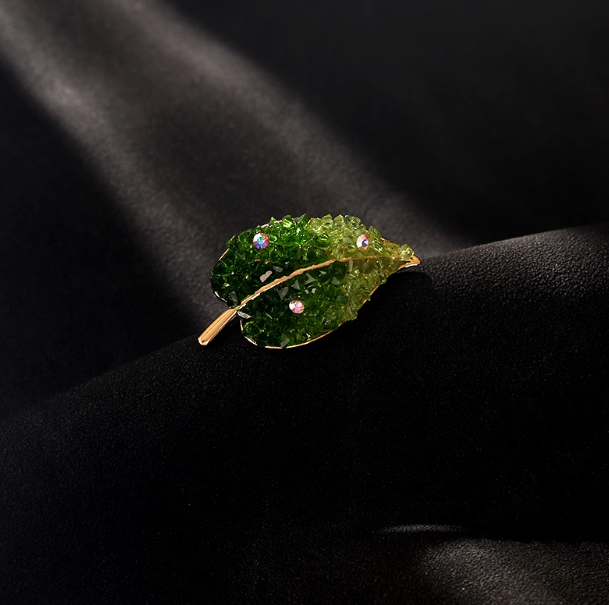 Super Beautiful Gradient Crystal Green Leaf Brooch High-end Delicate Fashion Corsage Pin Accessory Women