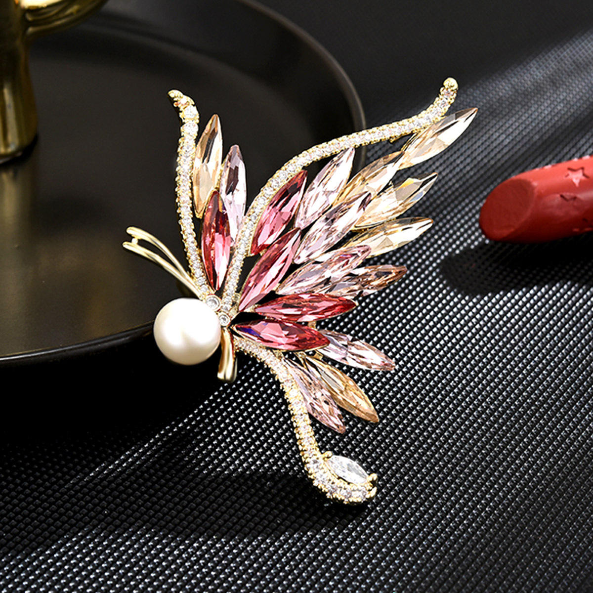 Fashion Bright Crystal Gradient Color Butterfly Brooch Elegant Temperament All-match Animal Send Girlfriend