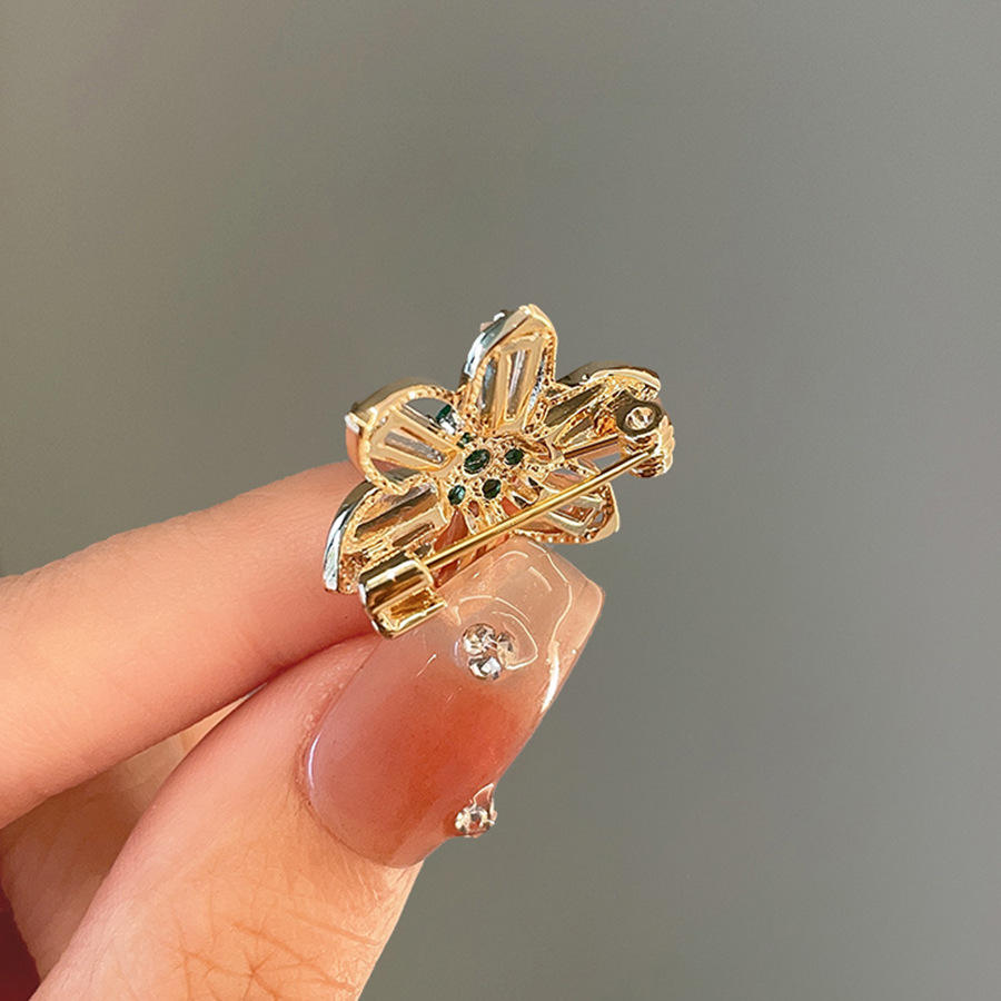 Exquisite Anti-Light Buckle High-Level Female Crystal Brooch Hollow-Out Floret Design Alloy Pearl Pin Accessories for Fixing