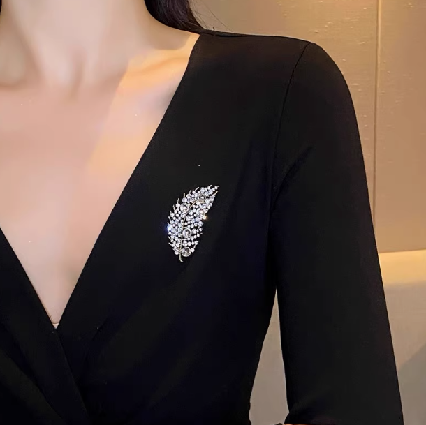 Fashion Pearl Rhinestone Feather Leaf Brooch for Women and Men Suit Neckline Plant Pin Crystal Jewelry Clothes Accessories Gifts