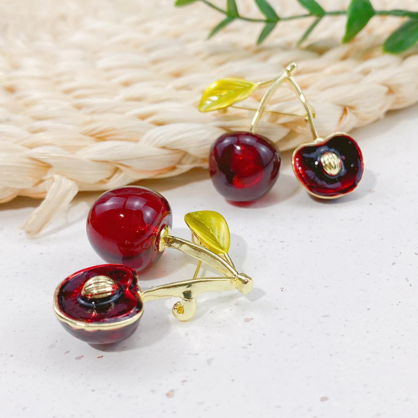 Fashion Sweet Brooch Gold Plated Drip Oil Red Cherry Brooches Women Fruit Scarf Pin Clothing Decoration Fashion Jewelry