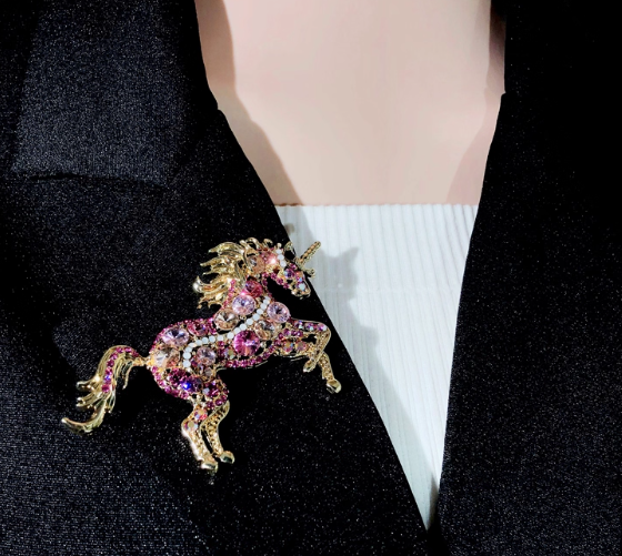 Design Jewelry Trendy Animal 18K Gold Plated Alloy Pin Brooches for Women Multi Color Shiny Full Diamond Unicorn Brooches