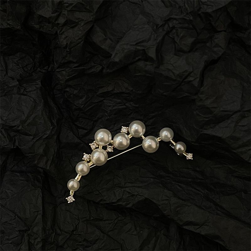 Pearl Brooch Pins Crystal Rhinestone Moon Lapel Pin Clothes Accessories Gifts Holiday Jewelry Wedding Party for Women Girls