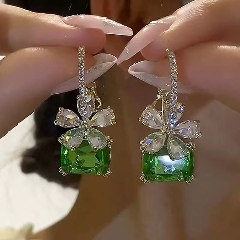 Trendy Green Crystal Sparkling Diamond Flower Ear Buckle Unique Female Personality Ear Ring 