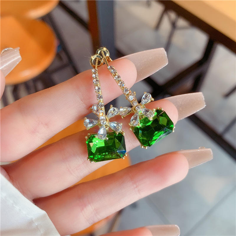 Trendy Green Crystal Sparkling Diamond Flower Ear Buckle Unique Female Personality Ear Ring 