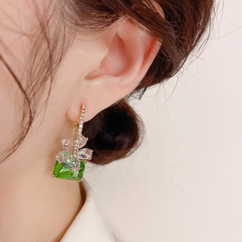 Trendy Green Crystal Sparkling Diamond Flower Ear Buckle Unique Female Personality Ear Ring 