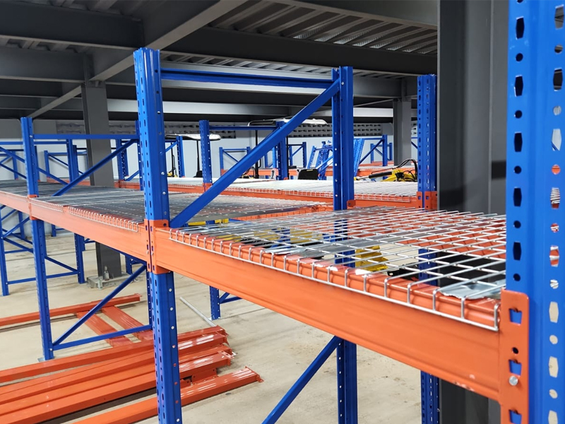 Los clientes de Tobago compran estanterías para palés y mallas.