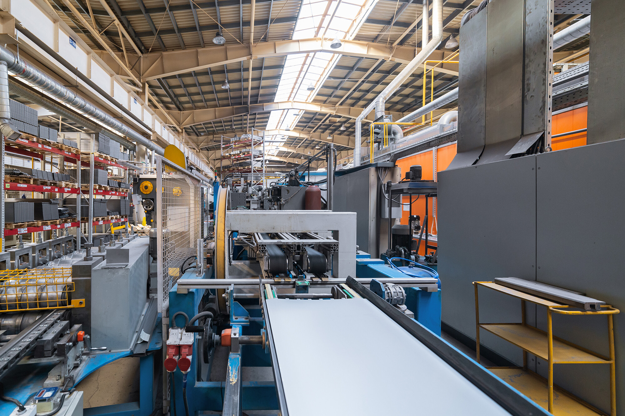 Лепестковый материал_Роликовая формовочная машина. Интерьер завода, где производятся металлические контуры. _121944354.jpg