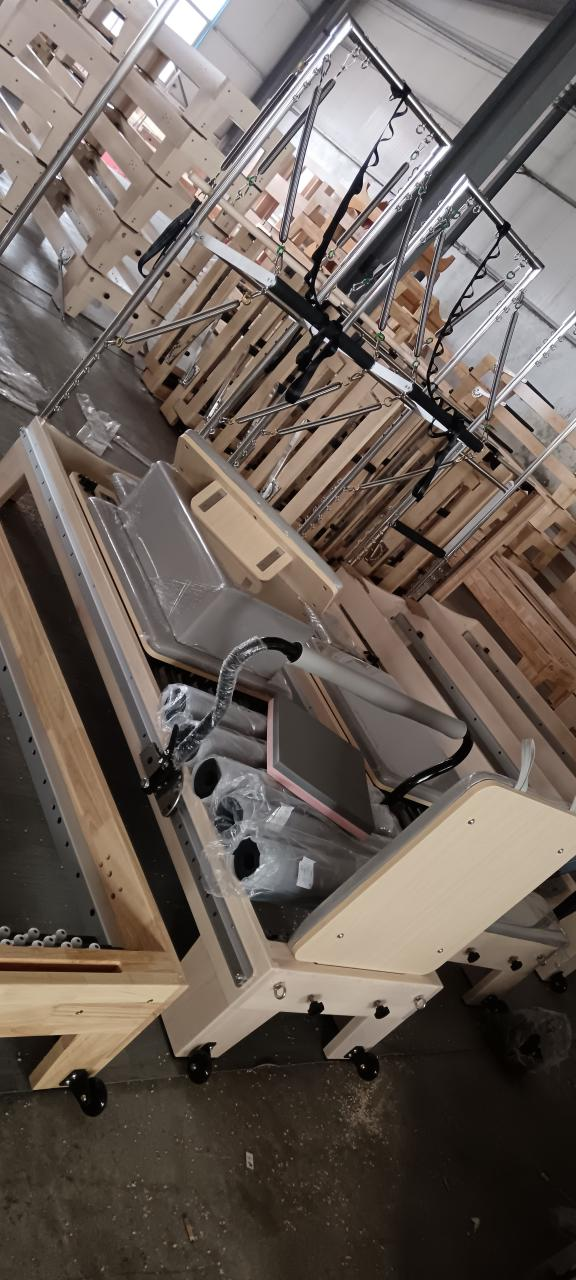 Pilates Media Torre con Carril Completo y Raíles Exteriores de Arce