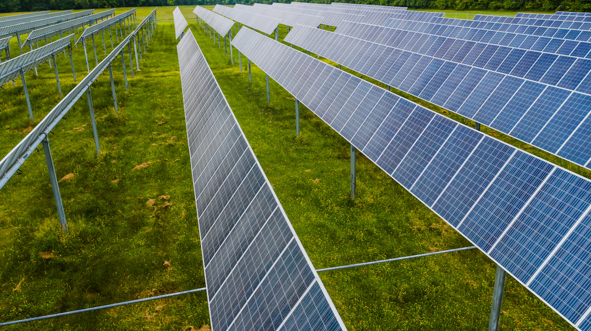 Como o algoritmo MPPT melhora a eficiência fotovoltaica