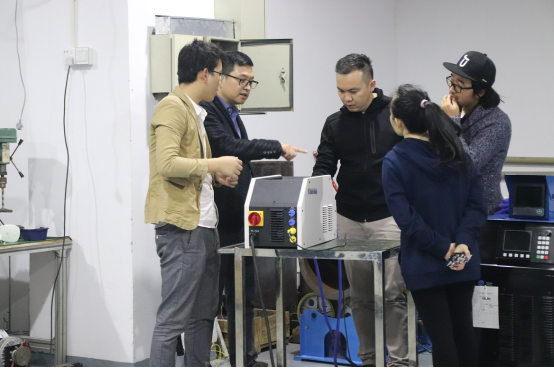 Clientes chineses da Malásia vêm visitar