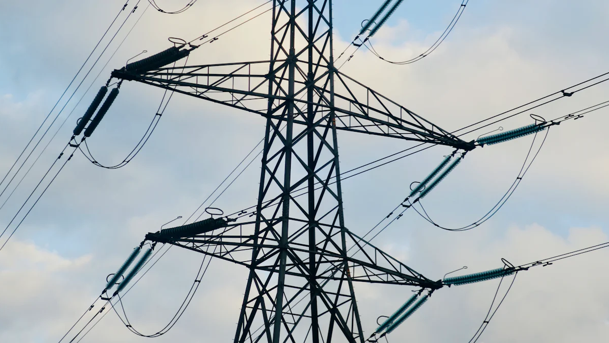 Las diferencias entre los VFD y los métodos convencionales de suministro de energía de voltaje y frecuencia constantes