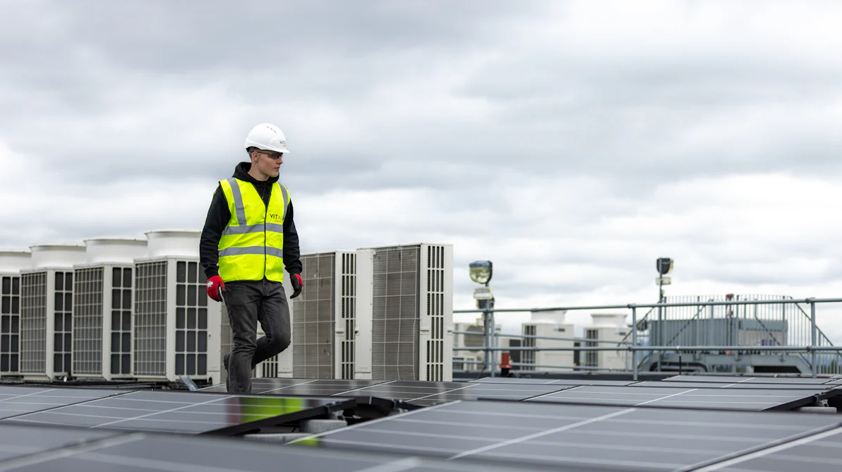 Cómo los controladores VFD mejoran la eficiencia energética en sistemas industriales