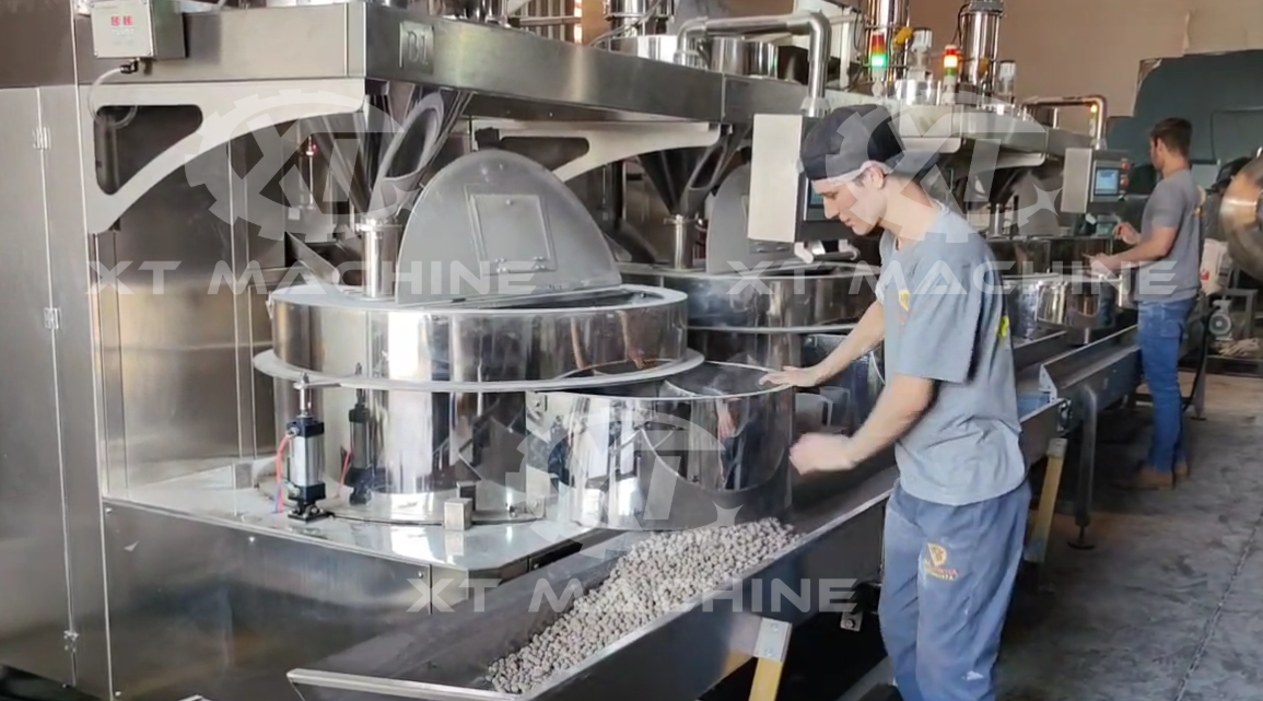 Máquina de recubrimiento de cacahuetes totalmente automática en funcionamiento en la fábrica del cliente