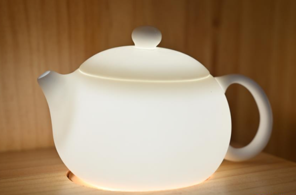 Creating elegant fine bone china 