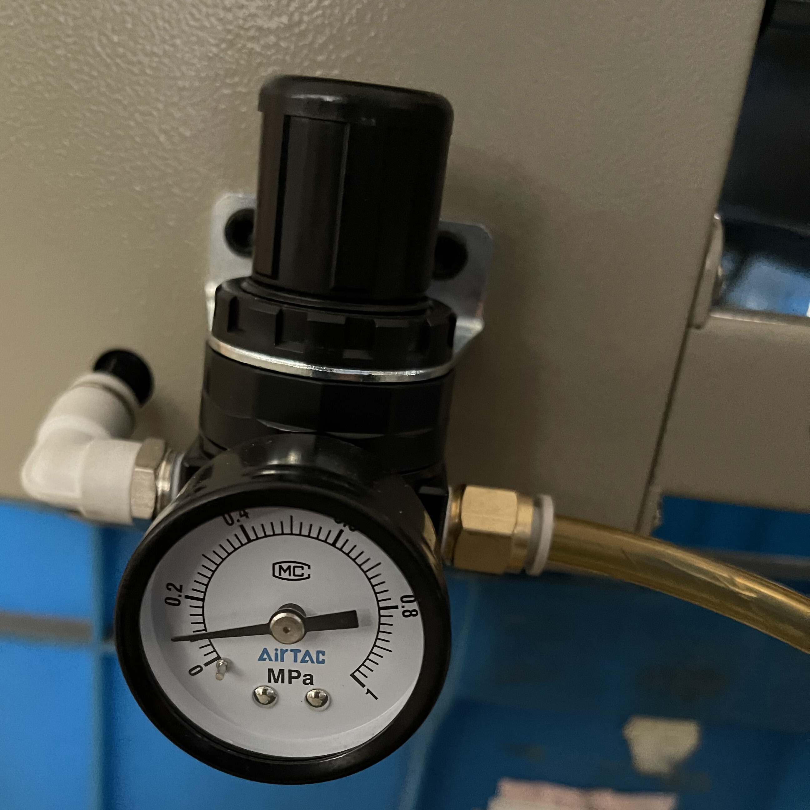 DBF1000AN Horizontal Automatic Nitrogen Gas Filling Potato Chip Bags Band Sealer With Expiry Date Steel Wheel Printing