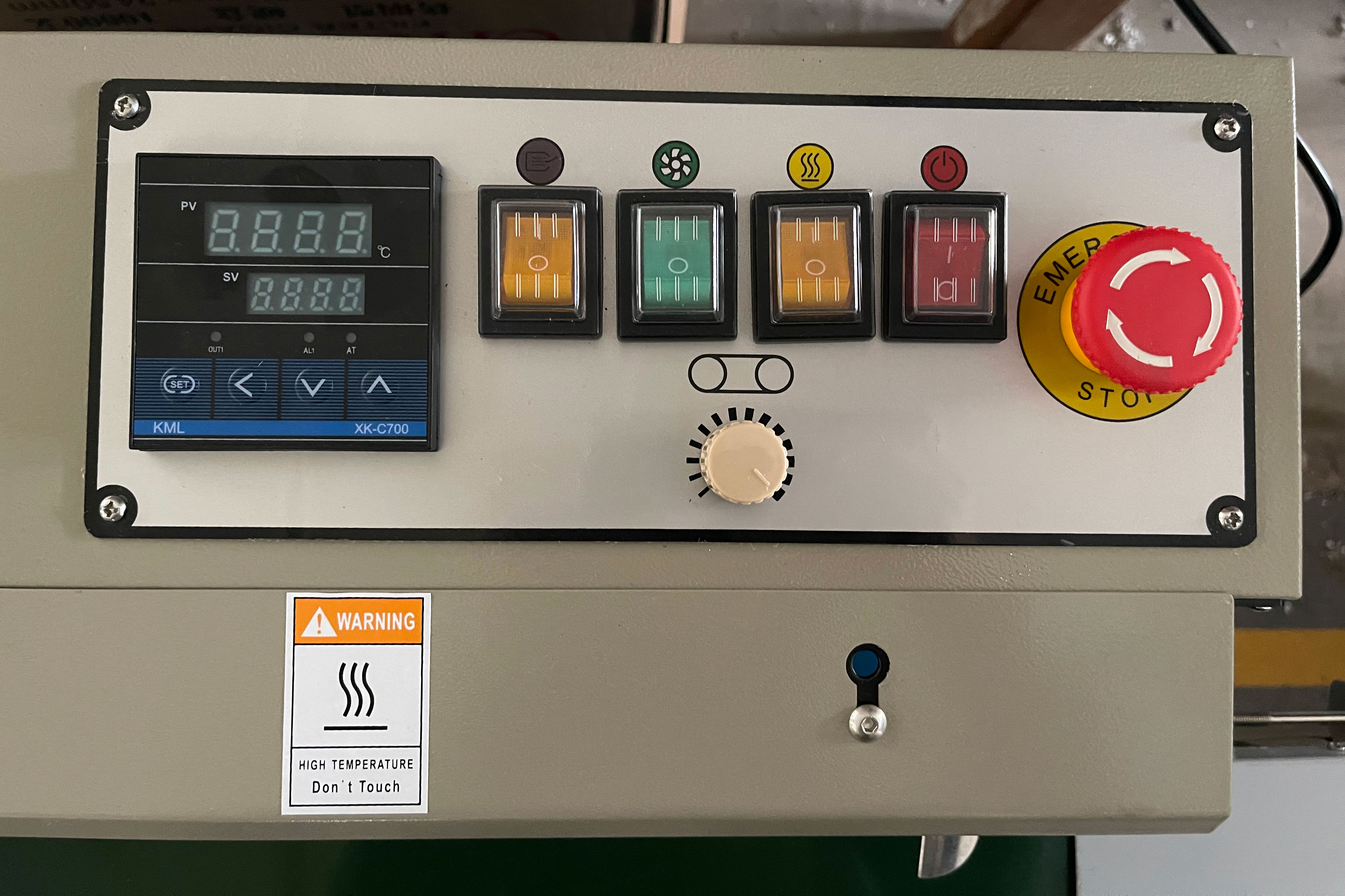 DBF1000AN Horizontal Automatic Nitrogen Gas Filling Potato Chip Bags Band Sealer With Expiry Date Steel Wheel Printing