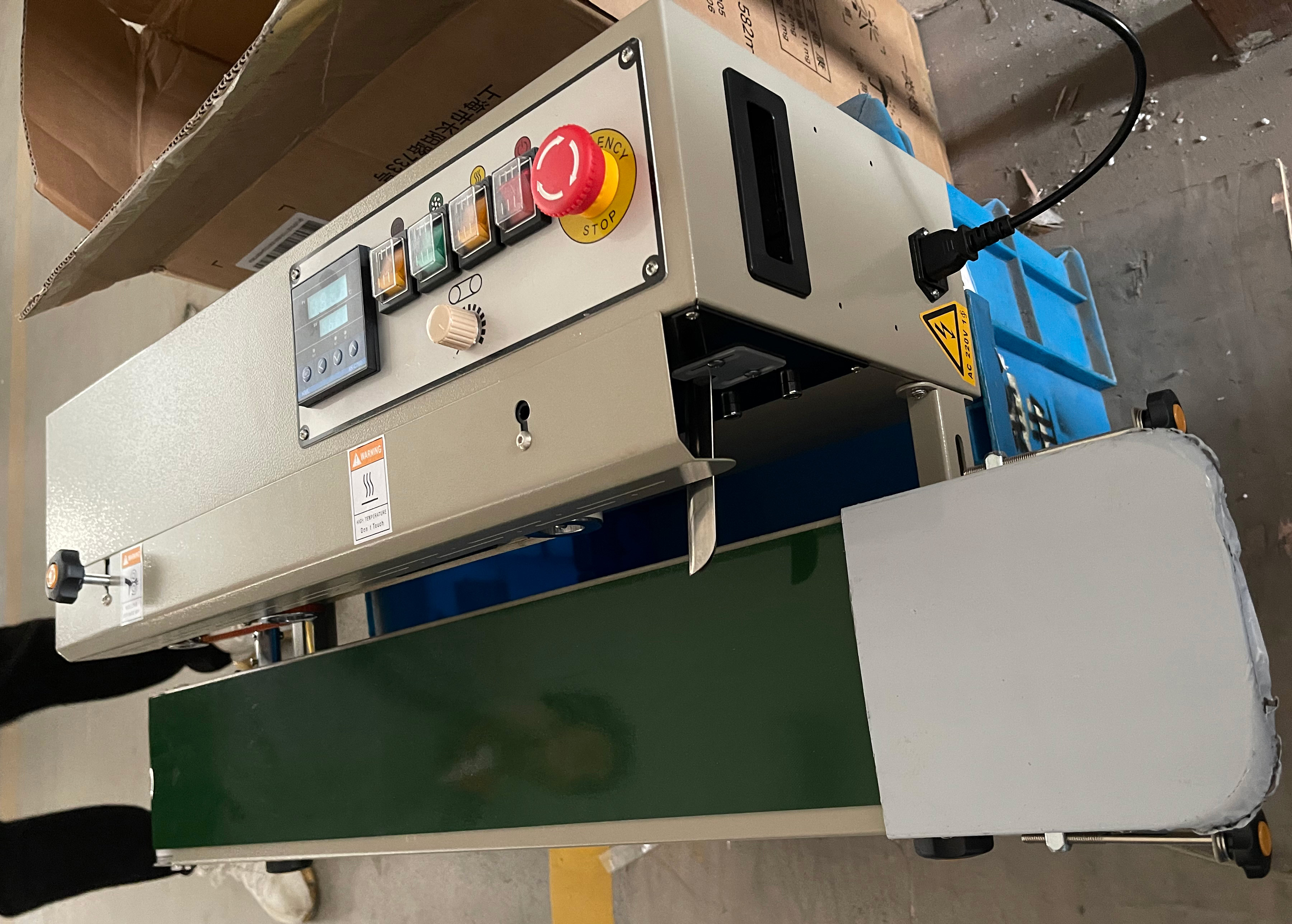 DBF1000AN Horizontal Automatic Nitrogen Gas Filling Potato Chip Bags Band Sealer With Expiry Date Steel Wheel Printing