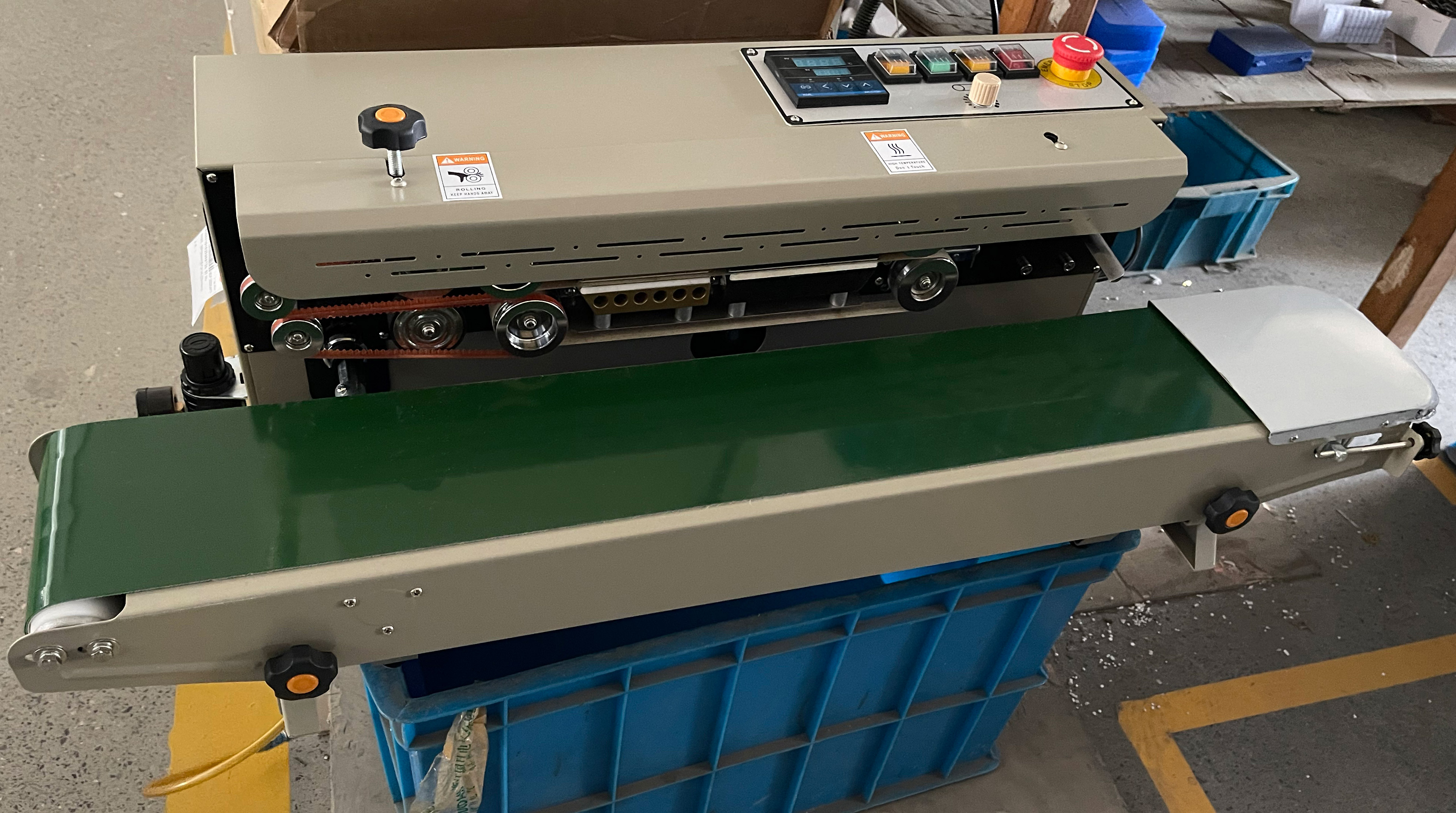 DBF1000AN Horizontal Automatic Nitrogen Gas Filling Potato Chip Bags Band Sealer With Expiry Date Steel Wheel Printing