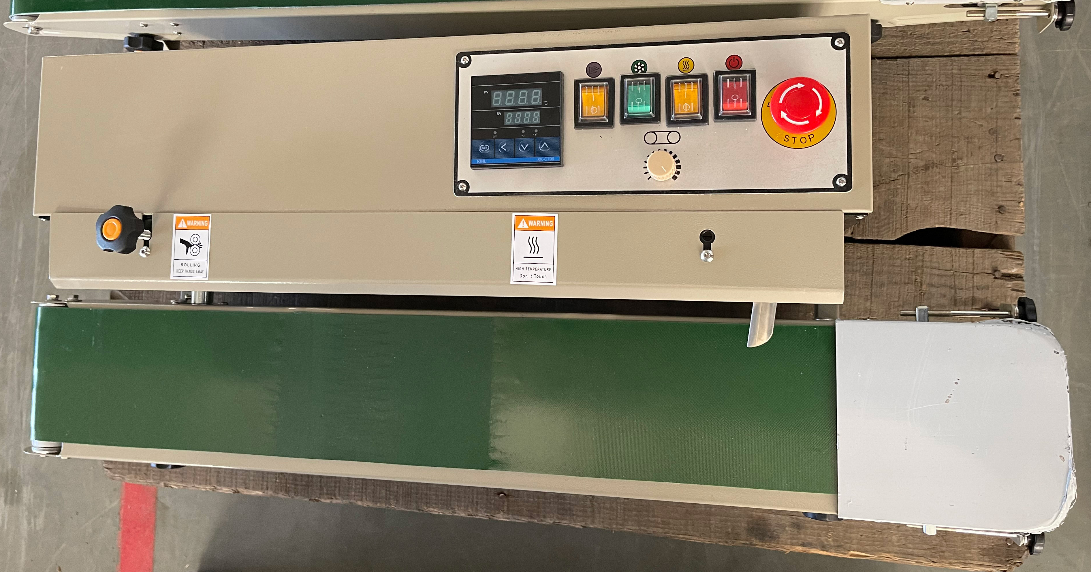 DBF1000AN Horizontal Automatic Nitrogen Gas Filling Potato Chip Bags Band Sealer With Expiry Date Steel Wheel Printing