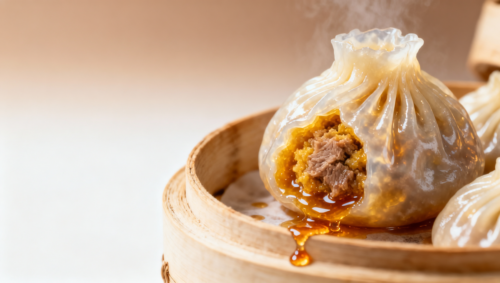 카이펑의 샤오롱바오 맛집은 어디일까요? 두 시간씩 기다려야 하는 전통 맛집과 새로 생긴 트렌디한 맛집의 육즙 농도 비교를 해봤습니다.